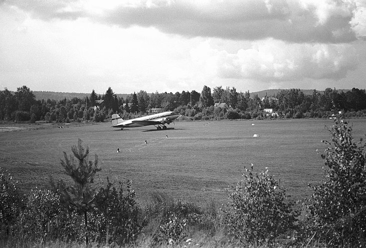 DC3:a startklar på gamla flygfältet