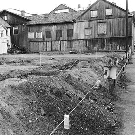 Baksidan av södra längan av den gård som låg i korsningen Barnarpsgatan/Skolgatan  1977